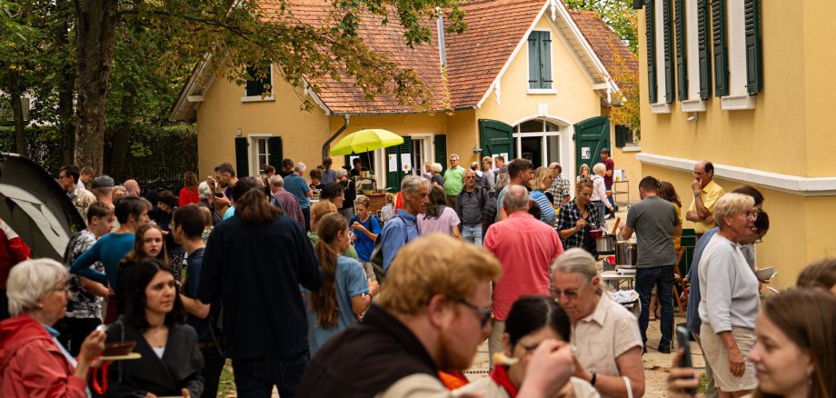 Einheitssuppe am 3. Oktober im Park des evagelischen Gemeindehauses in der Lindenstraße