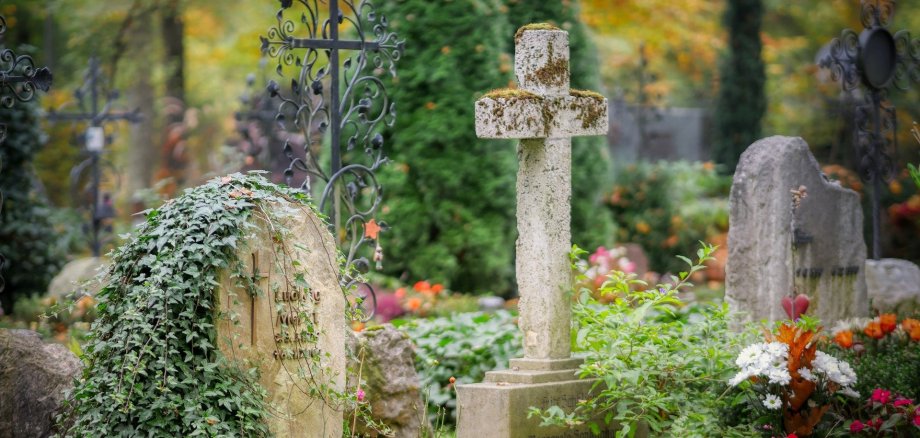 Friedhof mit Grabsteinen