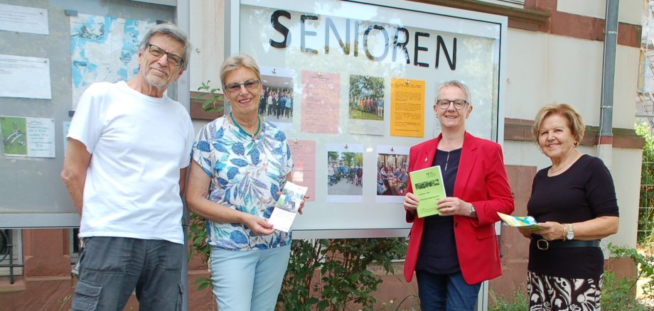Schaukasten mit Infos für Senioren vor dem Seeheimer Rathaus